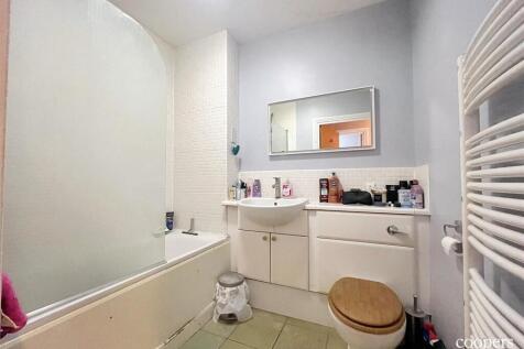 Bathroom (2).jpg