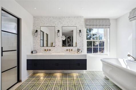 En Suite Bath/Shower