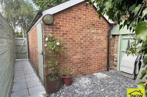 Storage area to rear of garage