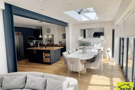 Living/dining area