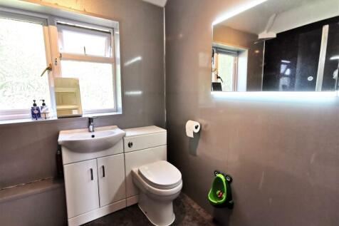 bathroom 1.jpg