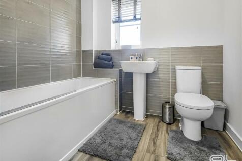 Family Bathroom (1).jpg