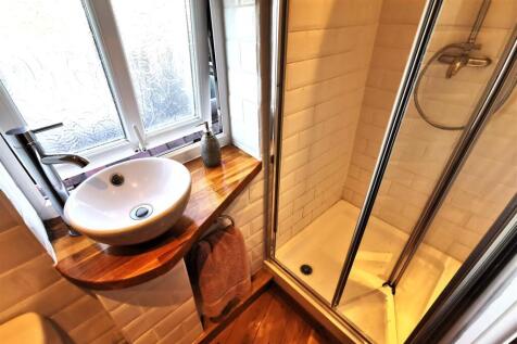 main bedroom ensuite 2.jpg