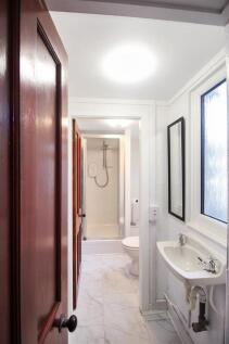 08 - Ensuite.jpg