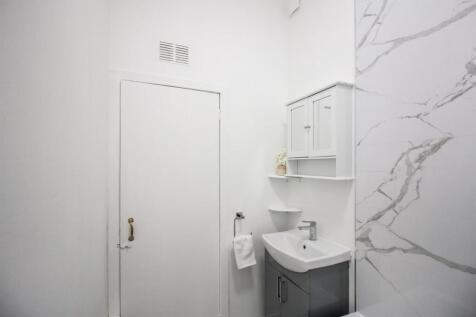 16 - Bathroom 2.jpg