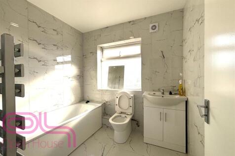 Raleigh Rd - Family Bathroom.jpg