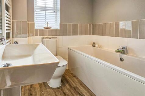 Family Bathroom (2).jpg