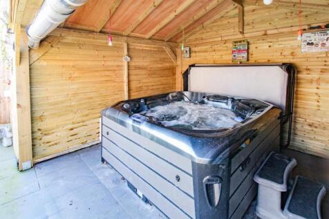 JACUZZI &amp; BAR AREA