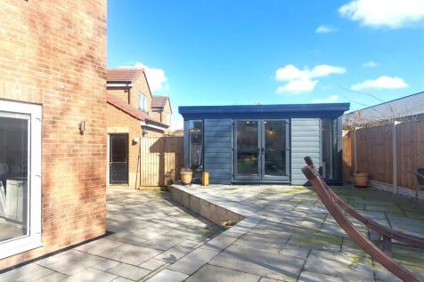PATIO &amp; EXTERNAL OFFICE/STUDY
