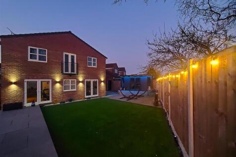 REAR NIGHT VIEW