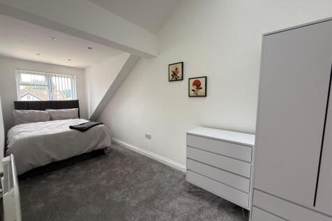 bedroom 1 (2).jpg