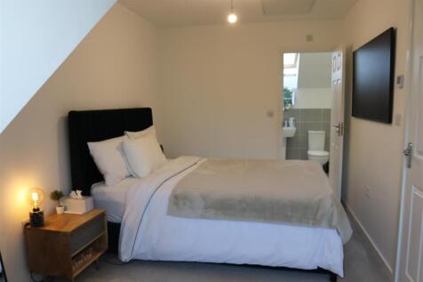 Second Floor Master En-suite Bedroom
