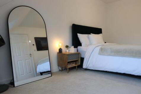 Second Floor Master En-suite Bedroom