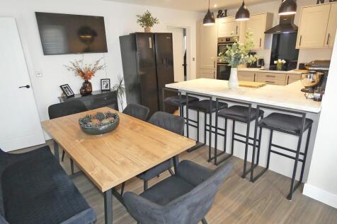2289kitchendiningfamilyroom3.jpg