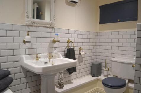 Main Bathroom.JPG
