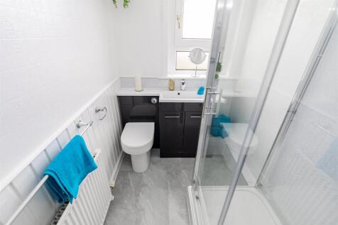 15 - Bathroom 1.jpg