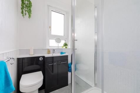 17 - Bathroom 3.jpg