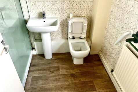 Bathroom 1.jpg