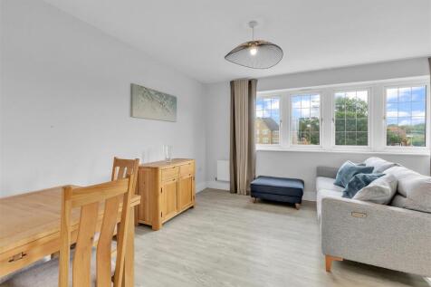Livingdining area.jpg