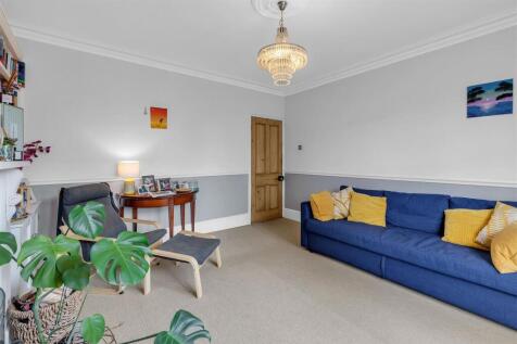 living room 1b.jpg