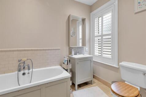 Bathroom 1a.jpg