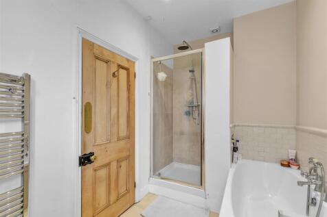 Bathroom 1b.jpg