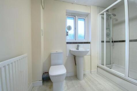 En suite 1st floor.jpg