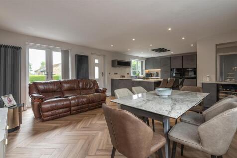 Dining &amp; Seating Area