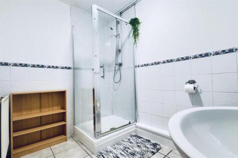 TOILET/BATHROOM