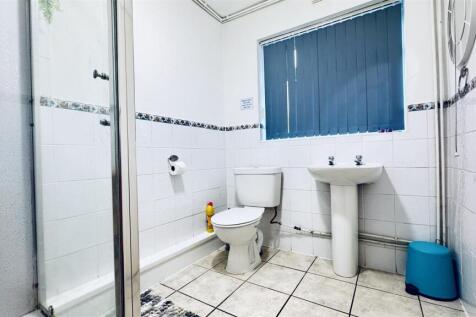 TOILET/BATHROOM