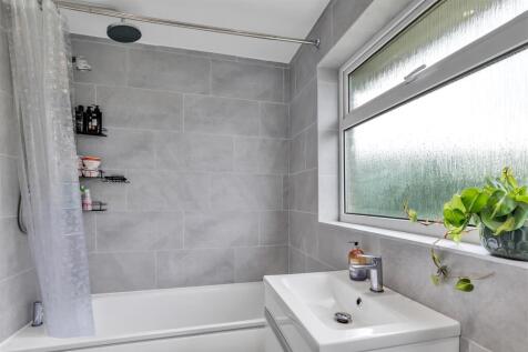 bathroom b.jpg