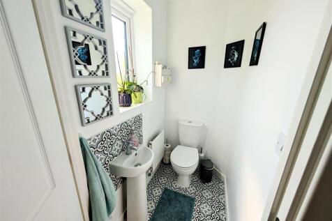 downstairs wc.jpg