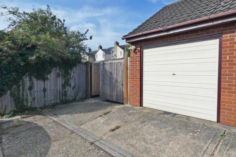 2293garageandparking.jpg