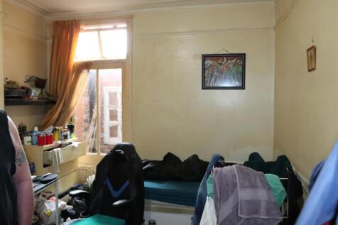 Ground floor middle room 2
