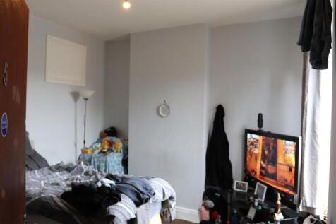 First floor middle bedroom 6