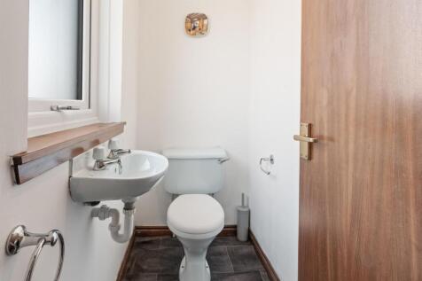 09 - Cloakroom.jpg