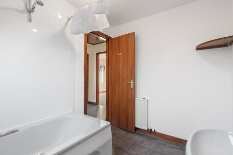 22 - Bathroom 1b.jpg