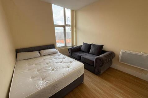 bedroom 1 (2).jpg