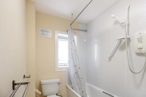 14 - Bathroom.jpg