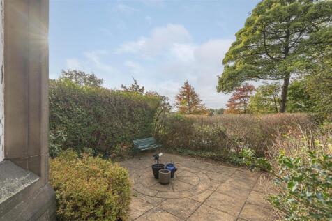 Private Front Garden/Patio