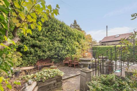 Quiet & Private Rear Garden