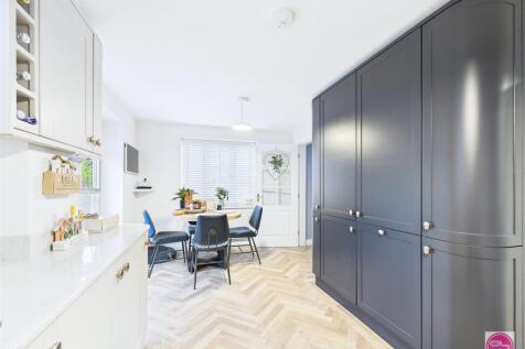 Reading Avenue, Church Gresley (15).jpg