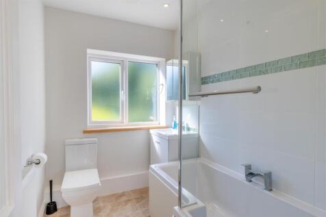 Family Bathroom 2.jpg