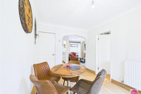 Pine Walk, Castle Gresley (12).jpg