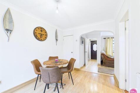 Pine Walk, Castle Gresley (13).jpg