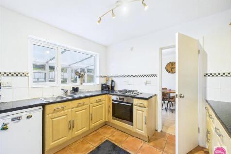 Pine Walk, Castle Gresley (16).jpg