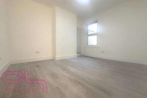 Hounslow Avenue Bedroom 1.jpg