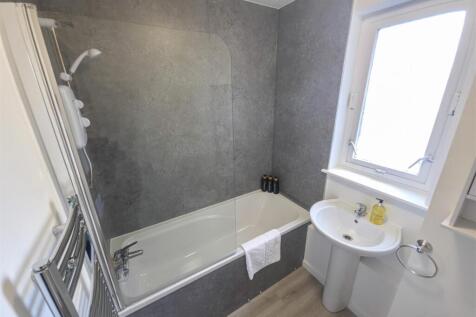 17 - Bathroom 3.jpeg