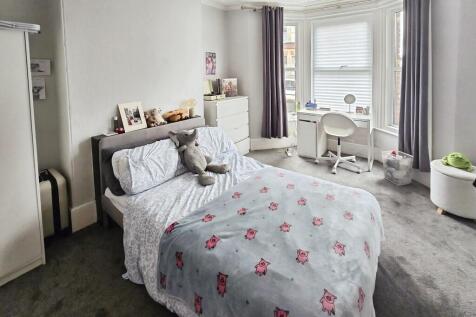 767d69fd-Bedroom ...