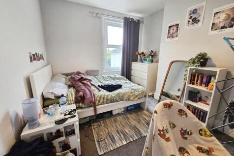 f373e56e-Bedroom ...